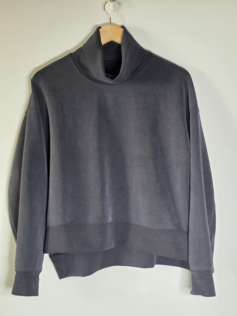 LuluLemon Softstreme turtleneck Sweatshirt - pullover - Washed Black Size 6